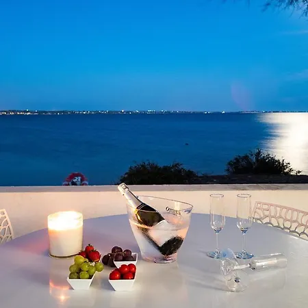 Casa Di Natale Sleeps 4 Air Con Wifi Villa
